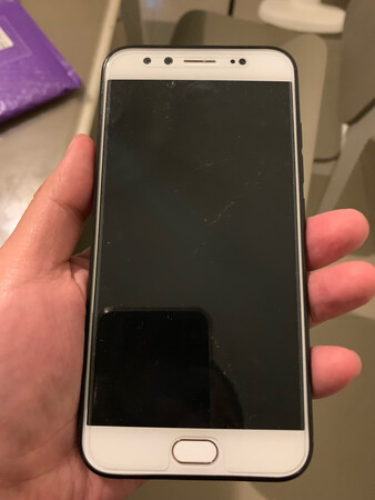 做工质感：无毛边，裁剪精致。
触摸手感：很柔很软
颜色外观：黑白很配。
防摔性：硅胶壳随便摔。
适配性：与ViVOx9完美适应。
其他特色：朴素中带有简约风格
帮老爸的vivo x9买的，之前他自己买的硬壳，把手机边缘划伤了不少，我就选了个跟硬壳一样颜色的硅胶壳，又柔又软，握拿起来也防滑，非常舒适，非常般配。