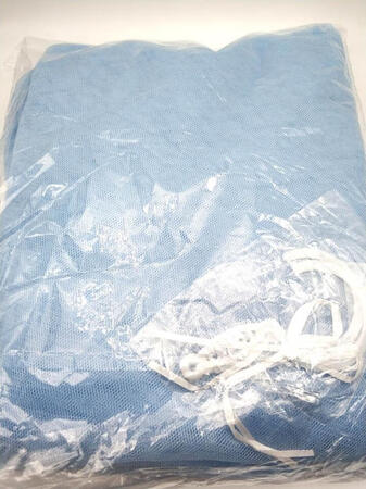 全包围的结构，加上一个顶，像个长方形的蒙古包，蓝色床帘通体深蓝，上面有好看的花纹，搭配的蚊帐也是有些飘蓝的颜色，很相配，很漂亮。