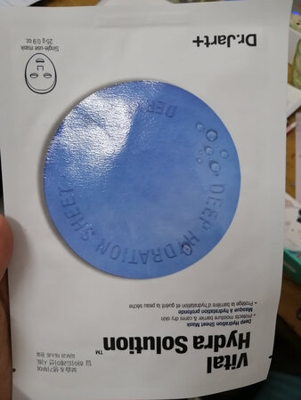 质量可以说是非常好了，与卖家描述的完全一致，非常满意,真的很喜欢，完全超出期望值，发货速度非常快，包装非常仔细、严实，物流公司服务态度很好，运送速度很快，很满意的一次购物主要是很补水啊，太喜欢了，~哦推荐这款，果然没买错补水效果：超补水