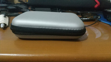 没有图片里可以提手的挂绳，拉链看起来有些歪，有点线头，但没有异味，这个价格上还行，可以使用