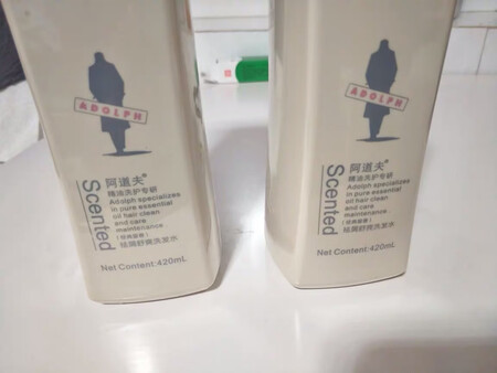 适合发质：任何发质
泡沫数量：泡沫丰富
产品香味：香水香型
控油效果：不错
柔顺效果：滋润，柔软顺滑
其他特色：弱酸性平衡护理 改善头皮环境。不错的一款洗护套，还送了好多试用装。试用装送给了朋友就不能上图了，见谅！ 支持京东，支持阿道夫！