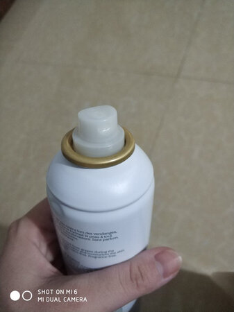 不是正品。跟我自己在澳门人肉背的不一样！喷头、水务、味道、保湿效果，完全不一样！杠精别来杠！欧缇丽的水我已经空瓶N罐了，每次都是自己去澳门人肉背的，这回是怀孕了才网上买的，结果买到一假的！假货可耻！卖假货更可耻！