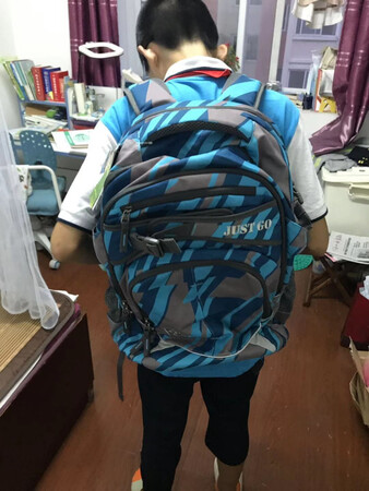 新学期给外甥买的礼物，收到特别高兴，说背着很舒服！