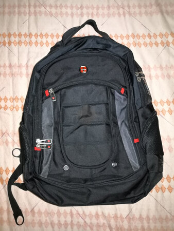 看着还不错 挺大的 出去旅游很合适  希望耐用点