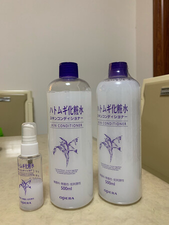 很喜欢送的东西哈哈哈，特别是分装瓶，拿一瓶放在办公室随时补水，棒棒哒～早上洗完脸喷一喷，就开始护肤流程了
适合肤质：任何肤质
补水效果：可以