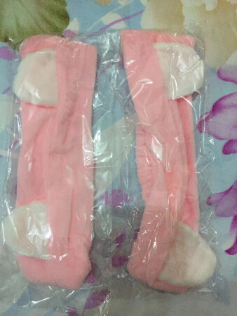 一直用这款金色瓶装的，非常好用，适合各种发质，欧莱雅大品牌，信得过。就是价格方面活动还是不够多，虽然优惠力度不大，还是很乐意用这款的，效果看得到。精油是油性的，用完后瓶身多少会沾上一些油，瓶子是玻璃的很滑，就怕摔碎了，希望有所改进。