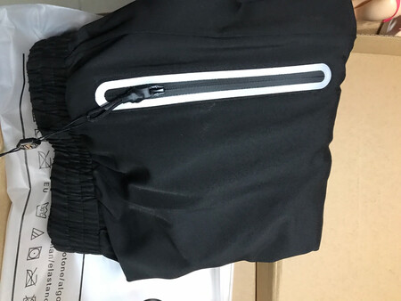 裤子面料舒适，适合跑步运动