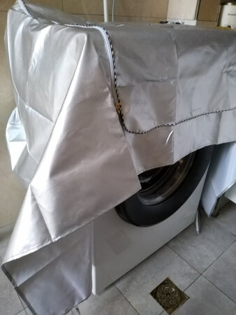 我家是八公斤的洗衣机，罩子罩上去大了很多，不过能遮住洗衣机，不影响使用