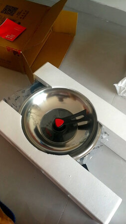 听身边的伙伴推荐就买了炊大皇这个牌子，之前买了某牌的不粘锅，用了没多久就掉涂层了，用起来相当不放心，所以还是要选择一个合适的铁锅来下厨，用的舒适，用得放心，按照官方给的方法开锅，用起来真心不错，不粘货，导热快。是个不错的好锅。