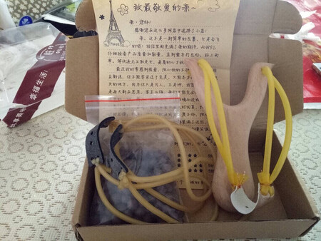 找找小时候的感觉啊……很好用，弹性大，孩子很喜欢，就是还不会玩，需要练习练习，很不错的弹弓，做工精细，手感特别好，店家还送了备用的皮筋加一包泥丸，非常不错，棒棒哒~物流很快，没有耽搁出去玩了，很快就回来了