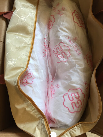 被子收到了物流很准时，打开没异味我就认准这个牌子睡觉舒服，重量刚刚好不会象棉花那冬天几斤重压着难受，以后多买几件放着。