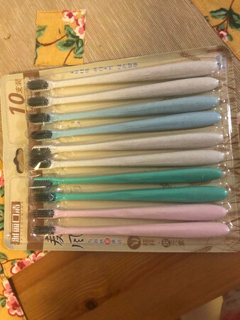 好可爱的小牙刷，感觉还不错，便宜，牙刷换的勤就买这个。