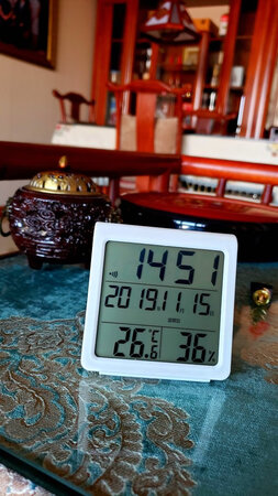 收到了既能看年月日、时间，又能看温度、湿度的温度计，挺好的产品???，美中不足的就是只能摆放不能挂墙，算是吹毛求疵吧?