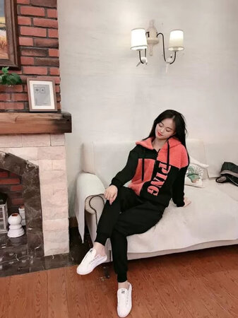 个人比较喜欢的衣服，感觉很满意，穿上去很暖和，不错呢。