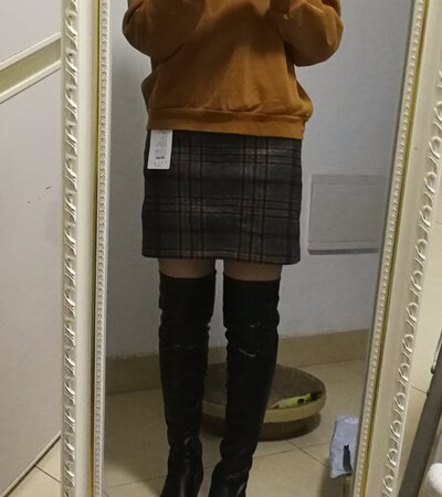 本人下身稍微偏胖一点，本来客服推荐的码，我怕小了，收到货后一试刚刚好，料子很好，穿上很舒服，又洋气