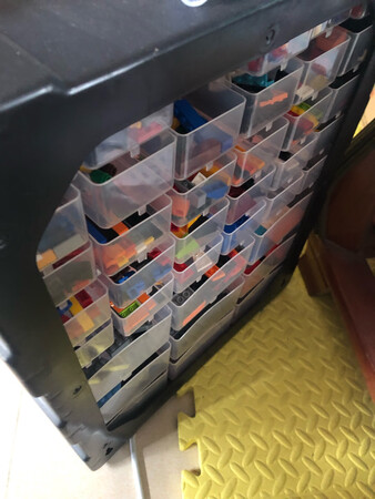 盒子质量还是不错的，没有什么特别的气味，唯一缺点就是格子小了点，盒子软了些，硬点会更加好了，要是盒子能够在大一些就更加完美了，这个看个人需求吧，玩具少点还是够放置的，多就放不下了背后感觉少了一块板，这样就不会漏空了，总体评价给8.5分