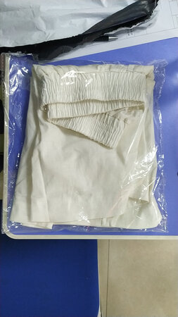 总的来说，这件衣服的做工还是可以的，但是我买错颜色了，因为白色真的有点薄，然后看起来挺透的，打算换成军绿色，这个做工还是非常不错的，至少针线走走线方面非常的惊喜，而且也没有太多的线头