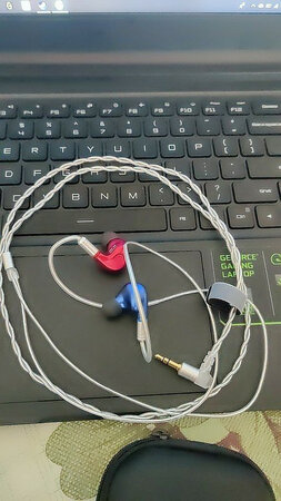 佩戴感受：舒服 其他特色：作为一条市场上少有的千元以下的圈铁耳机，DMG本身是老厂家，不像KZ那样坑一波烧友就走，而且调音上比较保守，胜在声音风格没有走偏，不像铁三角那样搞清丽或甜腻的女声，没有过分加强低频，仍然追求中性平衡，或者说是照顾了绝大部分烧友的口味，至少在我看来，DMG并不是属于需要听特定类型音乐的耳机，很杂食，不同导管有风格上的差异，但并不影响其整体的杂食风格，而且DMG作为BGVP更换包装后的新产品，设计、配件以及声音都很用心，算是次旗舰产品中比较有诚意的一款了。 声音效果：满意 外观材质：材质好，满意