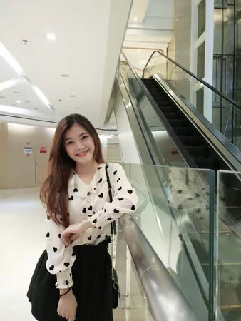很漂亮的衣服，上身效果很棒，很显瘦。做工挺好，服务态度也不错，我很满意，刚到货就立马打开了，颜色是我想要的，也没异味，面料透气，发货也很快，尺码也合适很舒服，感觉美美哒，回来就用水洗了，没有掉色，适合秋天宽松凉爽，朋友给拍的照片，还找我要了链接，会再来的哟，