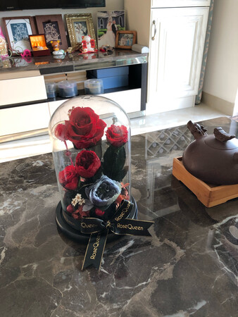 收到永生花的一霎那，被鲜艳的花儿迷住了，那么地美丽，那么地精致。我和老婆都很喜欢，研究半天到底放在哪里最合适。现在，每天我们都可以欣赏到鲜花?，从早上、中午一直到黄昏。永生花的寓意非常好，祝愿爱情像花儿一样永远鲜艳，祝愿生活像花儿一样永远美好！商品的包装也非常讲究，确保运输过程不会损坏。总之，一切都是那么好！