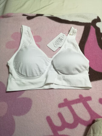 这款运动内衣确实像评论说的，质量不错?，面料很舒服，上身试穿了一下，也不会往上跑边，也没有那种紧绷绷的束缚感，挺舒服的，关键是价格也很实惠，强烈推荐大家入手！现在买东西都上京东，不但方便快捷，而且还物美价廉，特别是京东物流速度超快，服务态度也很好，必须赞一下！