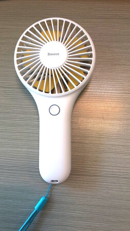 质量很好，电池也可用很长时间，如果可以送个绳子就更好了