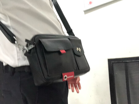 本来一开始收到手看到包包的时候是提了退货的，觉得太小了，有点太像女式包，幸好取消了，这几天背下来感觉真的不错，外形很好看，不浪费空间大小