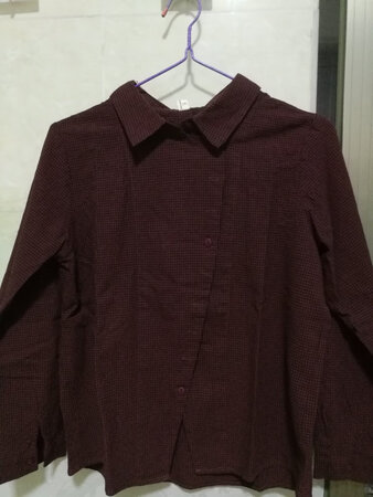 昨天收到宝贝了，特地洗过水再做评价。衣服质量没有什么好挑剔的，一个字：好！只是本**肤比较暗，穿这种深色衣服衬托的整个人都觉得没精神似的，所以如果皮肤和我一样的，建议选择颜色比较浅的。