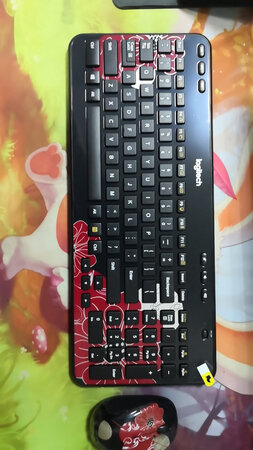 操作难度：鼠标滚轮非常灵敏，DPI略低，用着不太习惯
外观颜值：符合我的审美，喜欢
响应速度：人机效能可以接受，毕竟价格摆在这里
舒适度：大小适中，适合手小的人