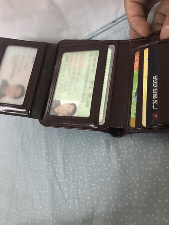 钱包看着做工还不错，希望是真皮的。使用中