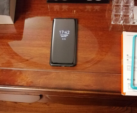 这次的膜相比上次购买好像有升级，厚度感觉降了不少，增加了黑边处理（虽然我想不通为何如此），和上次给老婆买的ipone11的膜一样，但没有那道明显的分界线，很好。
膜的手感非常顺滑，和裸机几乎没有差别。清晰透明，指纹解锁和人脸识别丝毫没有影响。尺寸合适（长度略短，影响不大），和原屏非常贴合。刚使用几乎没有指纹残留，但需要时间检验。
包装依旧好，京东送货依然给力。