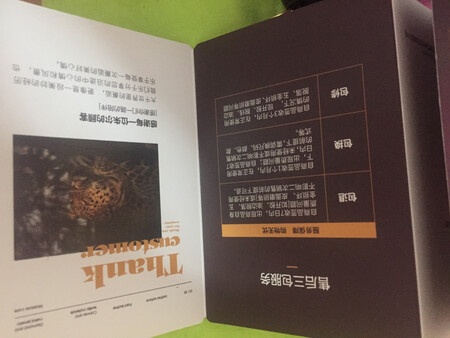 第一次买朱尔包包，总体感觉很不错。首先大小合适，简单大方，外观颜值还挺高；其次质感很好，摸起来很舒服；再次没有异味，细节处理得也很棒，找不到多余的线头，最后空间还挺大，袋子挺多，后面还有一个暗袋，而且黑色很百搭诶，感觉配哪件衣服都很好看。唯一的缺点是寄过来时logo边的皮有一小点被蹭到了，不过一点也不影响我对它的喜爱。