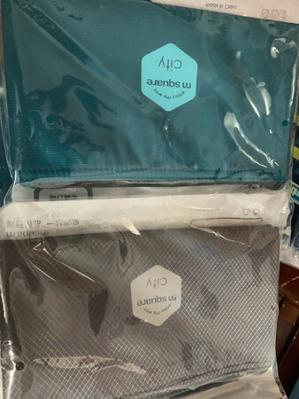 第一次大批量采购这个牌子的包包，感觉还挺轻便的。