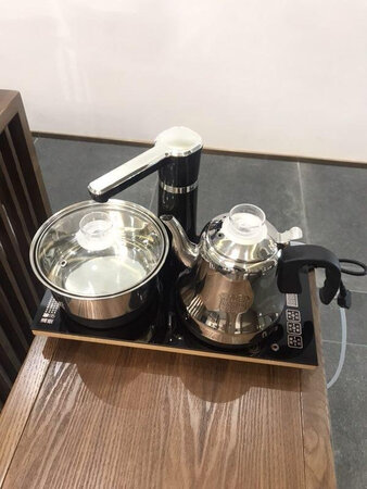 壶还不错诶，烧水也蛮快的，动静也不大，烧完水喝不完也不用担心了，自动关闭功能，还可以消毒，一键烧水功能很实用，节约了很多时间，很方便，刚拿到手没有什么异味，煮了一遍之后就一点味儿都没有了，这个价格这个质量真的非常不错，店家服务态度也不错！