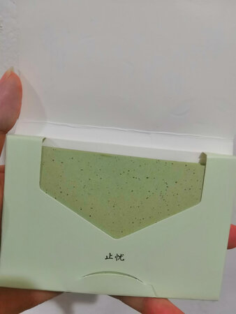 特别棒，每天中午脸上就开始油了，用上四张吸油纸，脸上清爽多了，现在每天都在用，很方便。