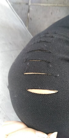 这是我最糟糕的一次购物，实物完全不符，裤子上的破洞感觉就像是拿了一条成品的裤子然后拿刀随便割了几下，而且裤子一点弹力都没有，穿了一天不到，就起毛了，穿了三天就开始脱线了，真优秀，真不知道这样是怎么在京东上开店的