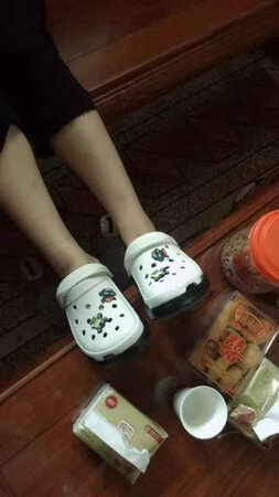 鞋子码数还好，鞋底是硬的，穿久会磨脚，但是很不错的