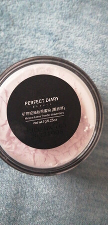 买了他家的口红，觉得挺好的，就毫不犹豫的买了定妆粉，但是用了以后，有些失望，不好用！