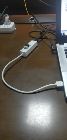 产品质量：产品质量挺不错的，摸着很结实
兼容性能：我的window7系统，装上驱动完美运行。
外形外观：白色的很漂亮，推荐购买。
产品性能：完美解决我的电脑usb接口少的问题。
