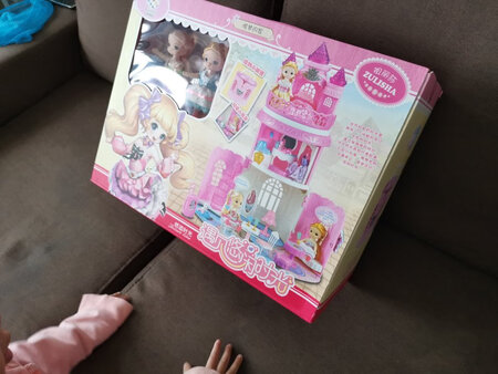 送给女儿的第一套娃娃城堡玩具，她很喜欢~三层的设计、情景比较全，小颗的玩具，也锻炼她的手眼协调能力~除了小娃娃衣服质量有点差，小孩一撕就坏了。。整体好评