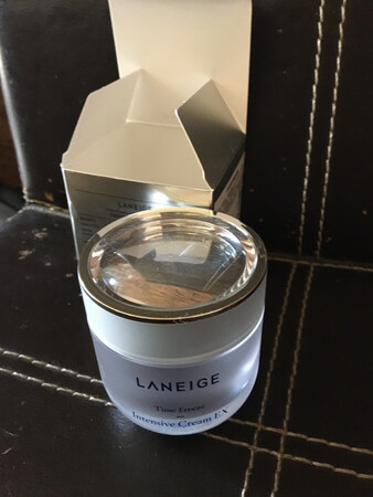面霜保湿滋润，淡淡的香味，物流和服务都不错！