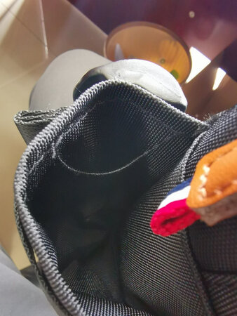 这个包整体来看做工和材质尚好，如果脏了，比较容易擦干净。但如图中所示，有一点线头小瑕疵，倒不影响使用。包包对于我来说有点偏小，日常的话勉强够用，本来我买这包的初衷是想放进一本书和一个笔记本，现在看起来有难度了。