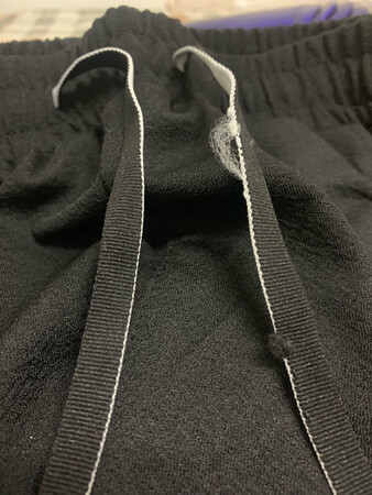 衣服线头有点多，但是裤子都真的很差。