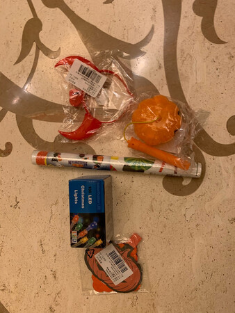 快递速度还算不错，买来是给小朋友在万圣节时候用的，集体采购了很多样，有南瓜灯，吊灯，装饰，服装等等，质量的话中规中矩，毕竟价格在那里。不算是很差，但也不会特别好在哪里，就是买来给小朋友图个乐呵。总体而言，在这个价位上还是很推荐购买的，而且，不是一次性的用品，把它保存起来，明年万圣节的时候小朋友还可以使用。