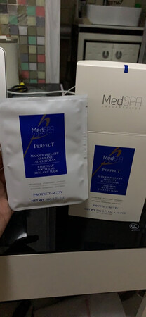 产品质感：粉状物需要调和水一起使用！擦在脸上像是一层厚厚的泡沫一样，细腻舒服。
使用感受：使用的时候就觉得对皮肤有很好的舒缓效果，揭下之后觉得很干净。
适合肤质：适合几乎所有的皮肤，尤其是生活环境雾霾大，经常化妆的皮肤。
补水效果：补水效果目前没有太好，后续可能要做好保湿。
贴合效果：快速上脸！一定要快速！会和皮肤贴合的非常紧密。
其他特色：面膜完胜其他任何一款贴片或者泥状面膜，有条件的一定要试一试哦！