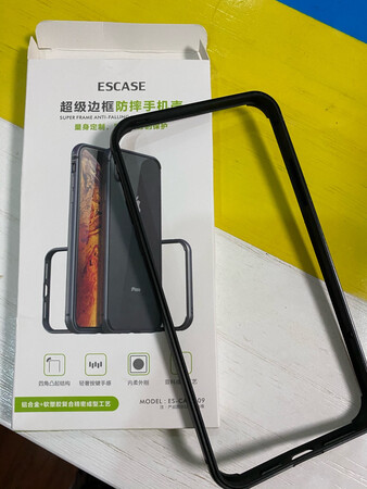 做工质感：一流，第二次买了
触摸手感：光滑无毛刺
颜色外观：黑色大气
防摔性：很好
适配性：很好