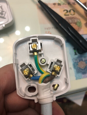 外形外观：简洁大方
安全性能：一直信赖公牛
自己把插头换成10A的了，还挺简单。