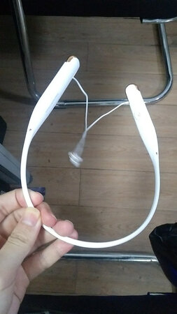 客服态度真的没话说 不仅晚上九点还在为我耐心解答疑问 回复也很及时有效 两年包换也免除了我对耳机电池的顾虑 很棒！耳机很轻便 外观简约时尚又吸引目光 配色也很经典耀眼 好评