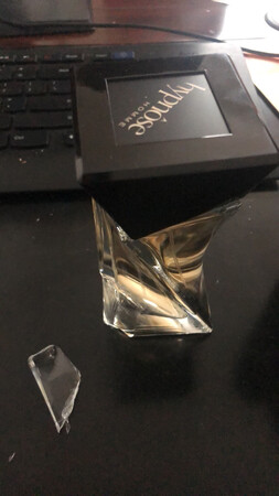 东西收到时发现香水瓶一角破碎一大块玻璃