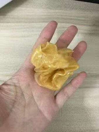觉得这款黄金面膜还不错啊，一点儿都不刺激，没什么味道，精华很多，滑滑的，很喜欢，效果很好，敷在脸上很舒服，撕下来也很干净，不粘黏